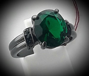Size 9 dark metal w green sapphire