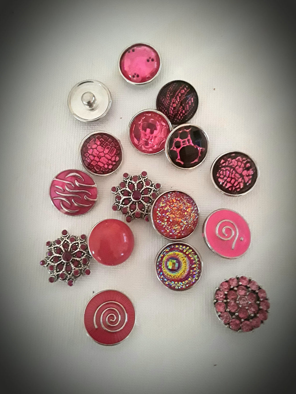 A variety of Pink snaps 18mm noosa snaps