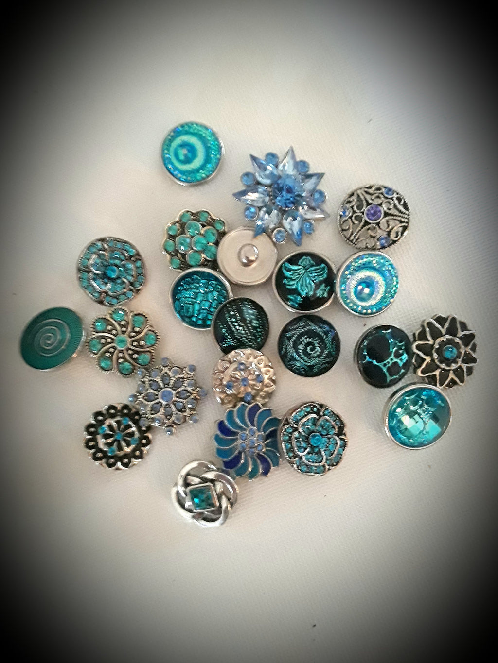 A variety of stylish and sleek blue snaps 18mm noosa snaps