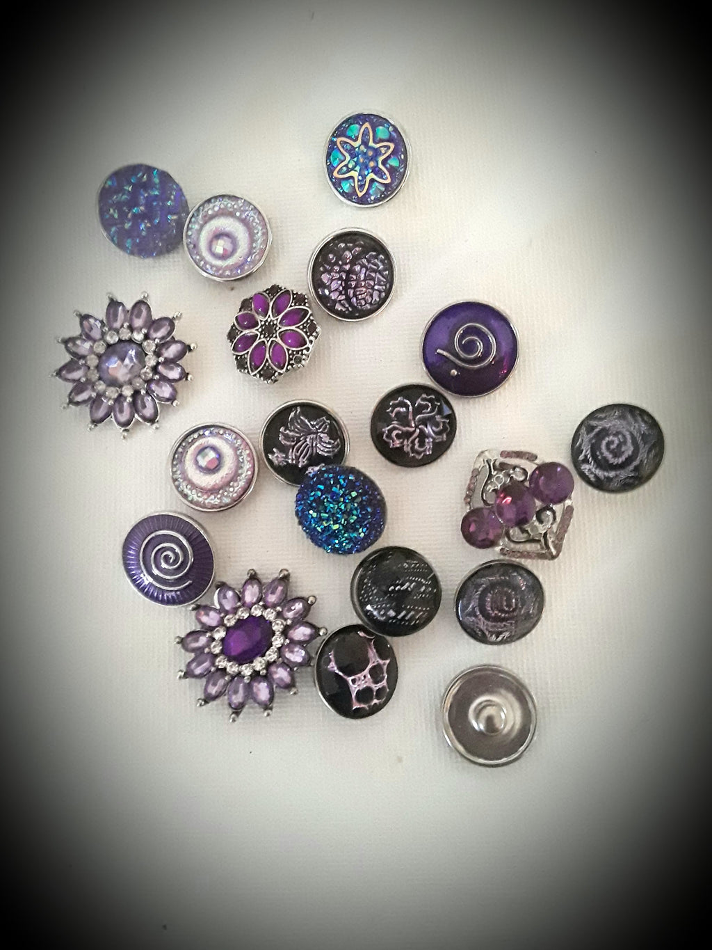 A variety of Purple snaps 18mm noosa snaps