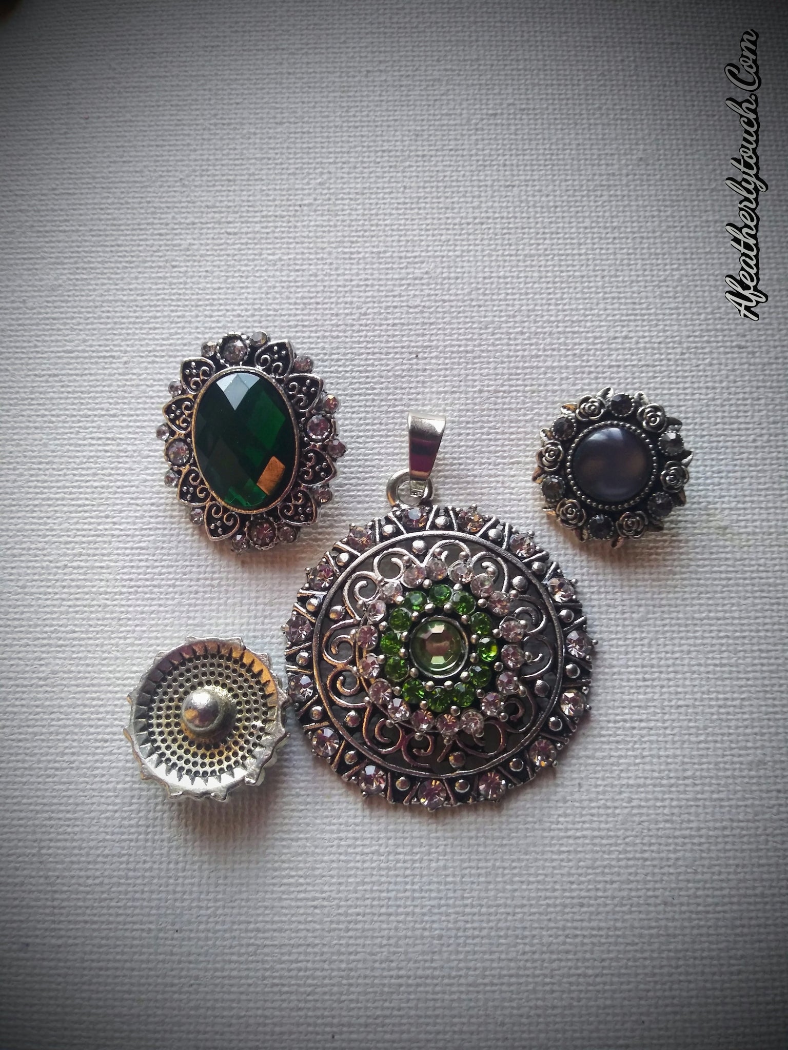 Snap rhinestone pendant with 3 gorgeous snaps