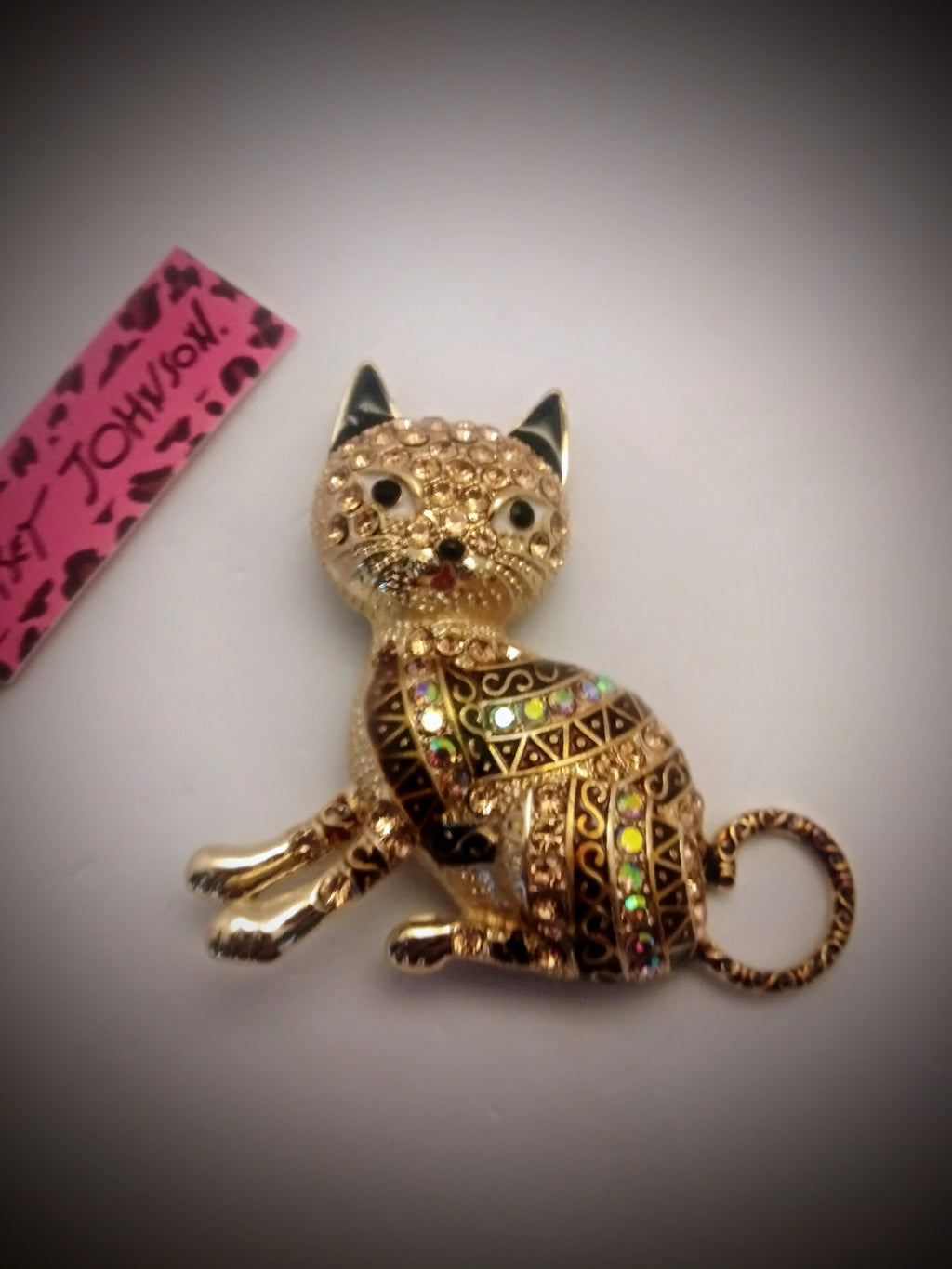 BETSEY
JOHNSON BEAUTIFUL BROWN, SILVER, AND RAINBOW CAT PENDANT/BROACH