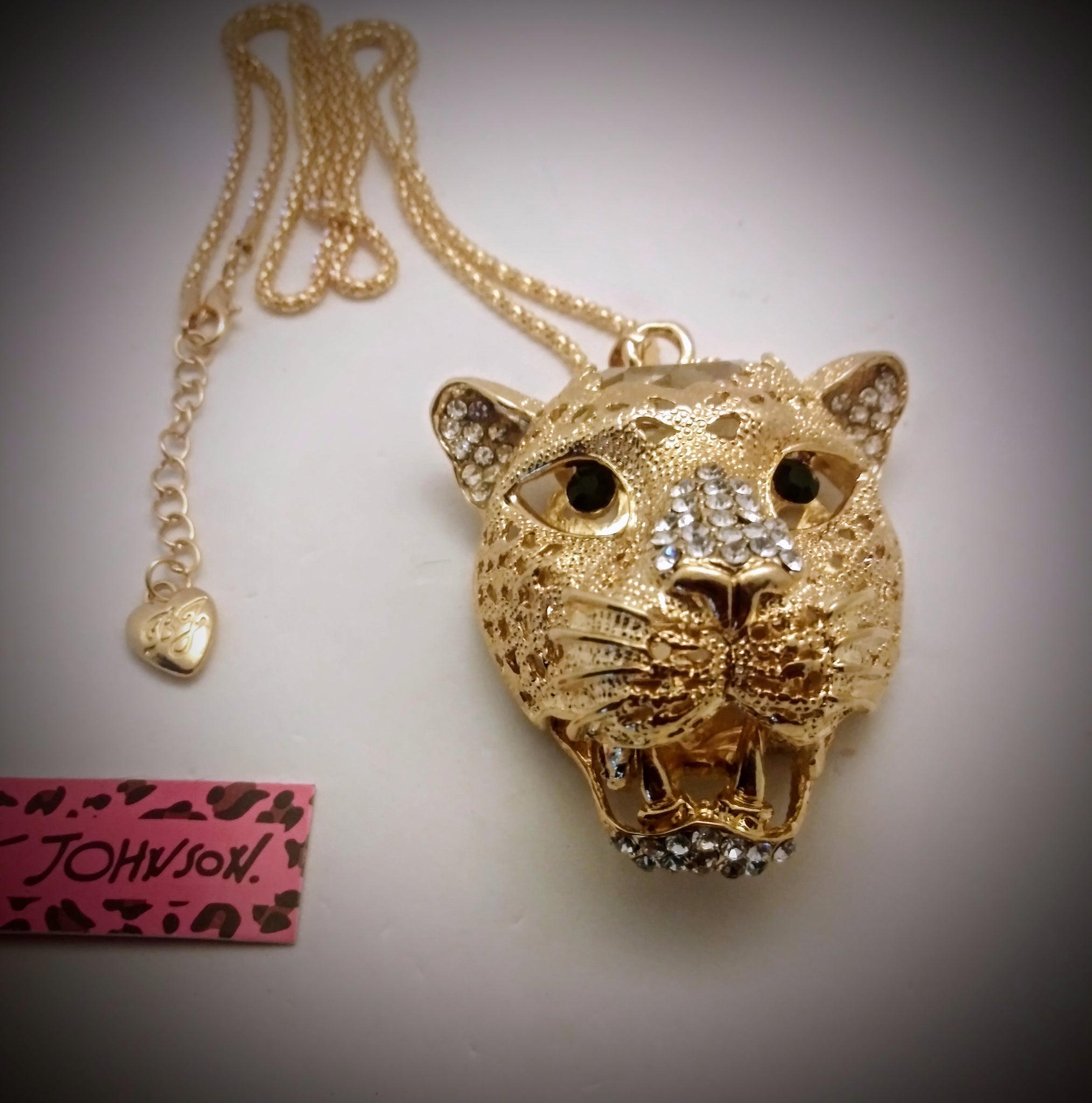 BETSEY
JOHNSON BEAUTIFUL CRYSTAL WITH SILVER OR GOLD 3D PANTHER/CAT PENDANT