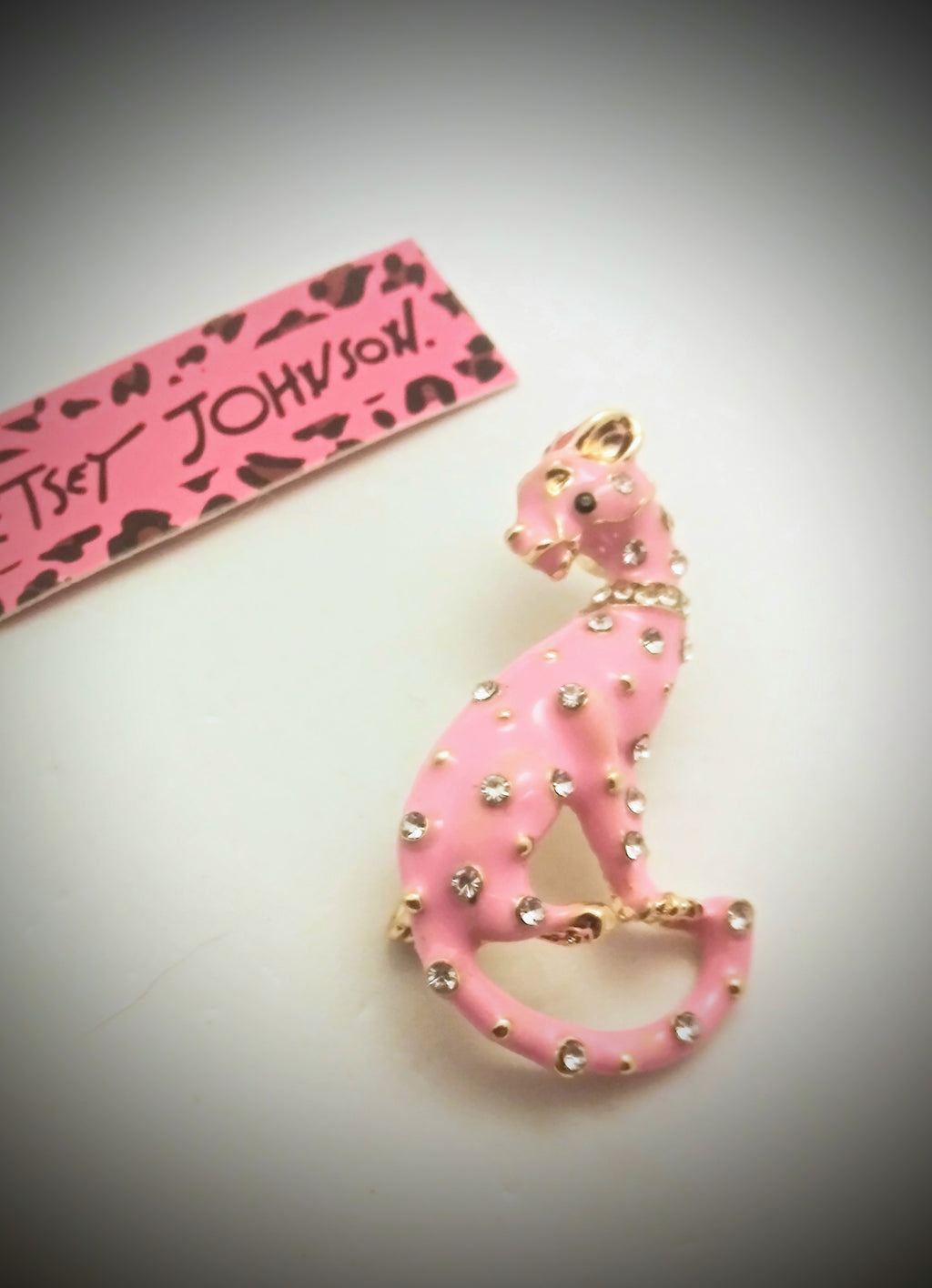 BETSEY
JOHNSON BEAUTIFUL PINK AND CRYSTAL RHINESTONES PANTHER CAT PENDANT/BROACH
