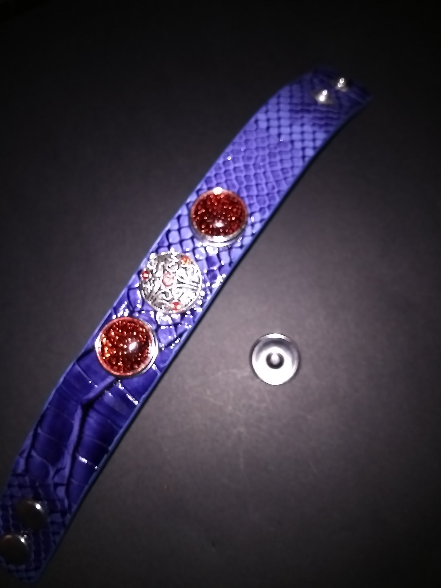 Leather bracelet with 18mm removable snaps

Unisex