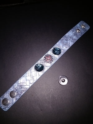 Leather bracelet with 18mm removable snaps

Unisex