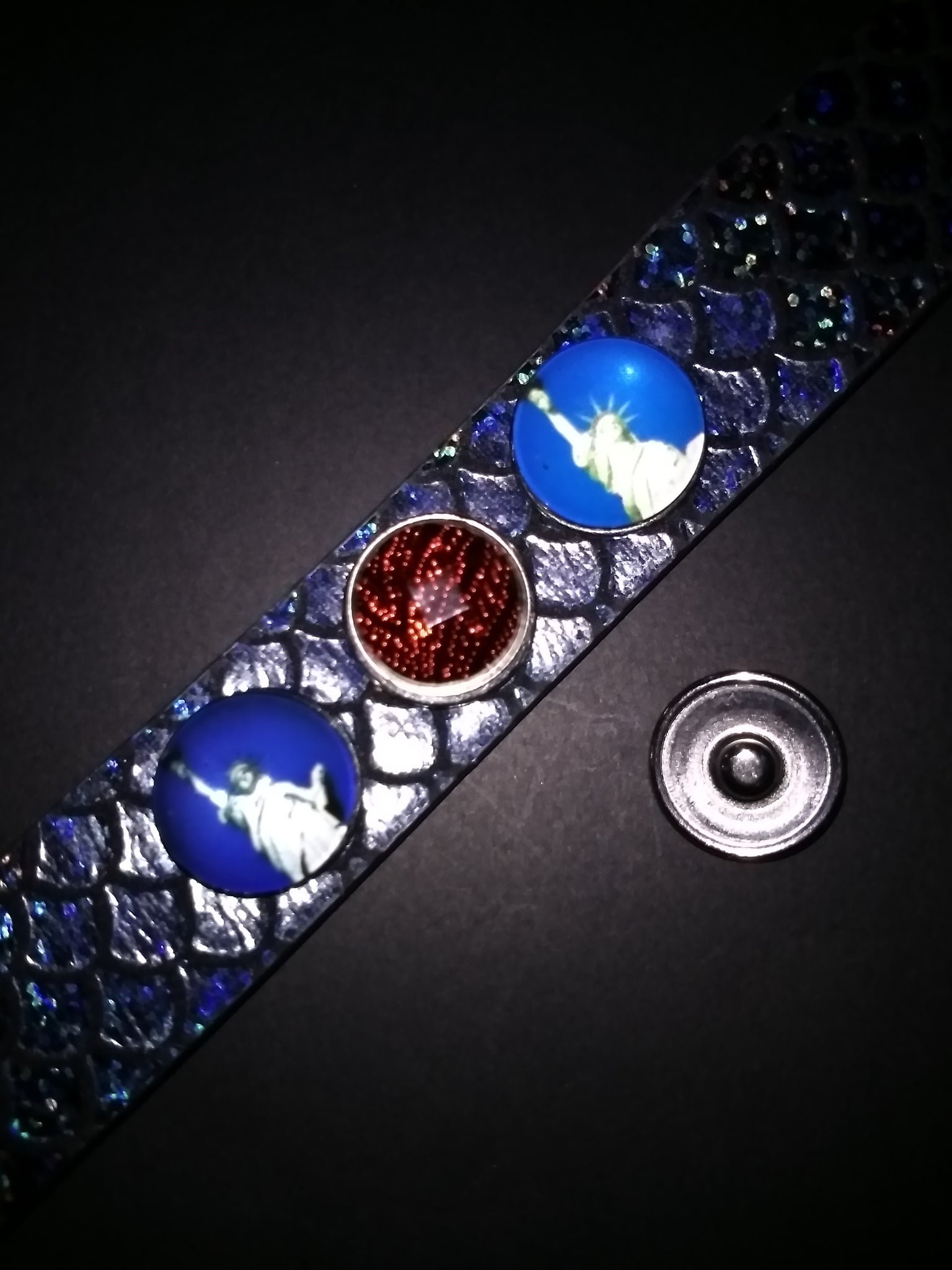 Leather bracelet with 18mm removable snaps

Unisex