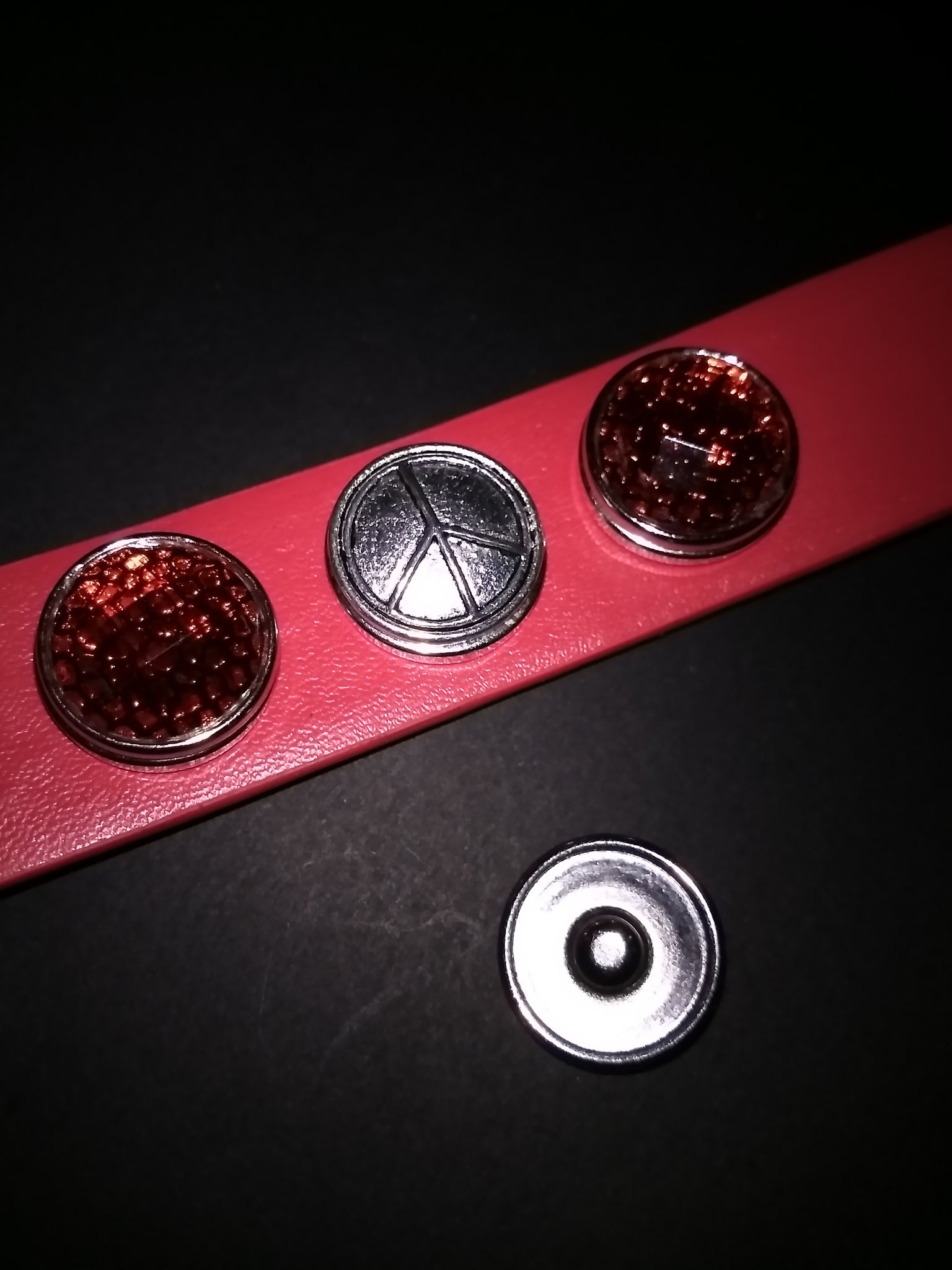 Leather bracelet with 18mm removable snaps