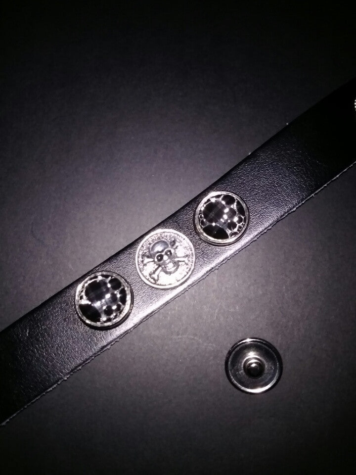 Leather bracelet with 3 18mm removable snaps