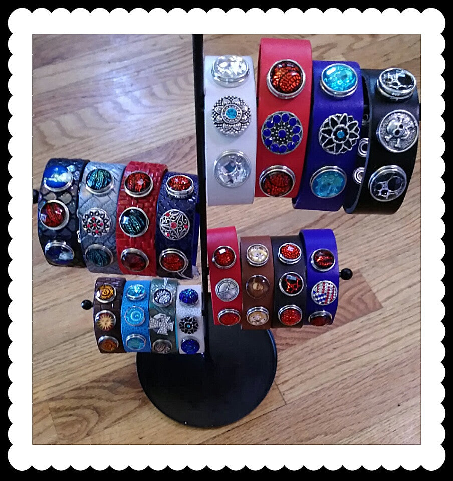 Leather bracelet with 3 18mm removable snaps